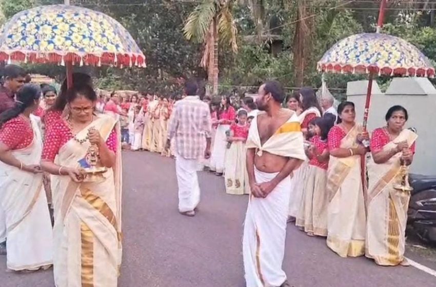  ചെറുകുന്ന് അന്നപൂർണ്ണേശ്വരി ക്ഷേത്രം വിഷുവിളക്ക് ഉത്സവത്തിന്റെ ഭാഗമായി വർണ്ണ ശഭളമായ കാഴ്ച വരവ് നടന്നു