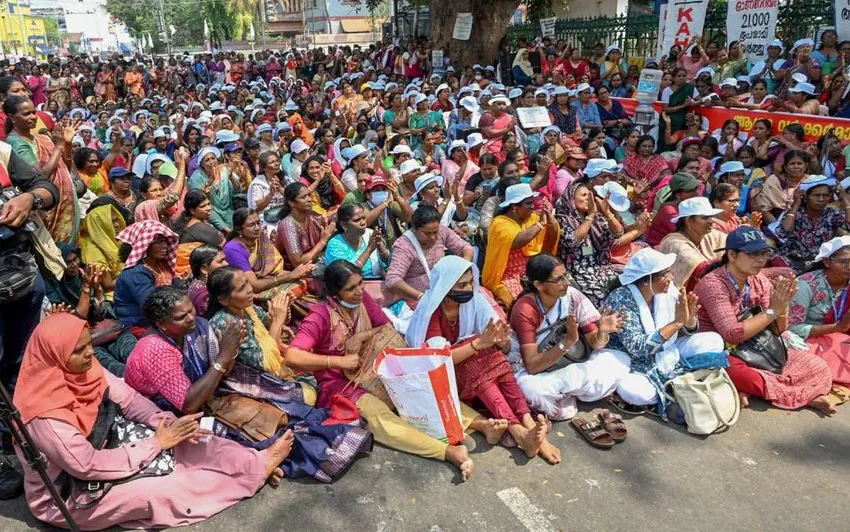  ആശവർക്കർമാരുടെ വിരമിക്കൽ പ്രായം 62 വയസാക്കിയ നടപടി മരവിപ്പിച്ച് സംസ്ഥാന സർക്കാർ ഉത്തരവിറക്കി