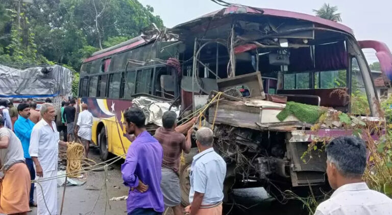  കണ്ണൂർ മട്ടന്നൂർ ഉളിയിൽ ബസും ലോറിയും കൂട്ടിയിടിച്ച് നിരവധി പേർക്ക് പരിക്ക്