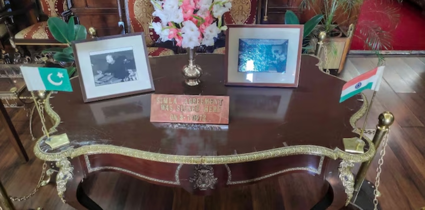  ഷിംല കരാർ ഒപ്പുവെച്ച മേശപ്പുറത്ത് നിന്ന് പാക് പതാക നീക്കി; ഹിമാചൽ രാജ്ഭവനിൽ നിന്നാണ് പതാക നീക്കിയത്