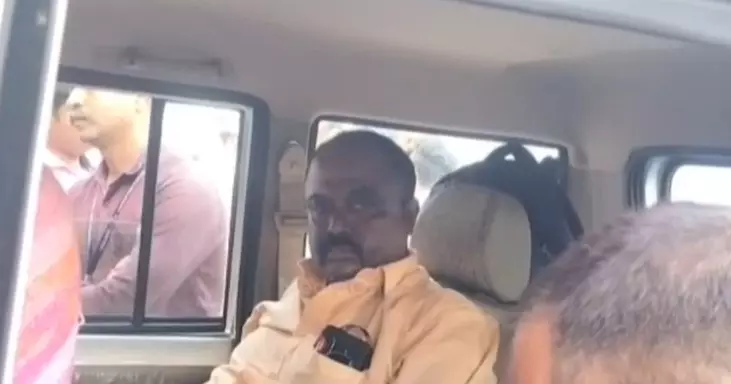  കൈക്കൂലി വാങ്ങുന്നതിനിടെ പായം വില്ലേജ് സ്പെഷ്യൽ ഓഫീസറെ വിജിലൻസ് സംഘം പിടികൂടി