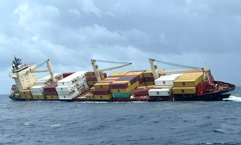  കപ്പൽ കൂടുതൽ ചെരിഞ്ഞു; അവശേഷിച്ച ജീവനക്കാരെയും മാറ്റി, കൂടുതൽ കണ്ടെയ്നറുകൾ കടലിൽ വീഴുന്നു
