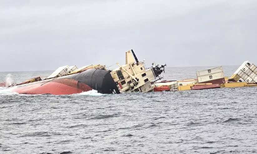  ചരക്കുകപ്പൽ എം.എസ്.സി എൽസ 3 പൂർണമായും മുങ്ങി; കണ്ടെയ്നറുകൾ കടലിൽ വീണു