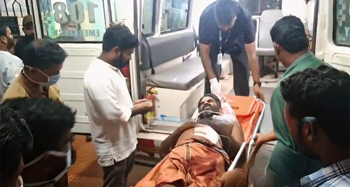  വടകര കുട്ടോത്ത് സിദ്ധാശ്രമത്തിനു സമീപം മൂന്ന് പേര്‍ക്ക് അയല്‍വാസിയുടെ കുത്തേറ്റു
