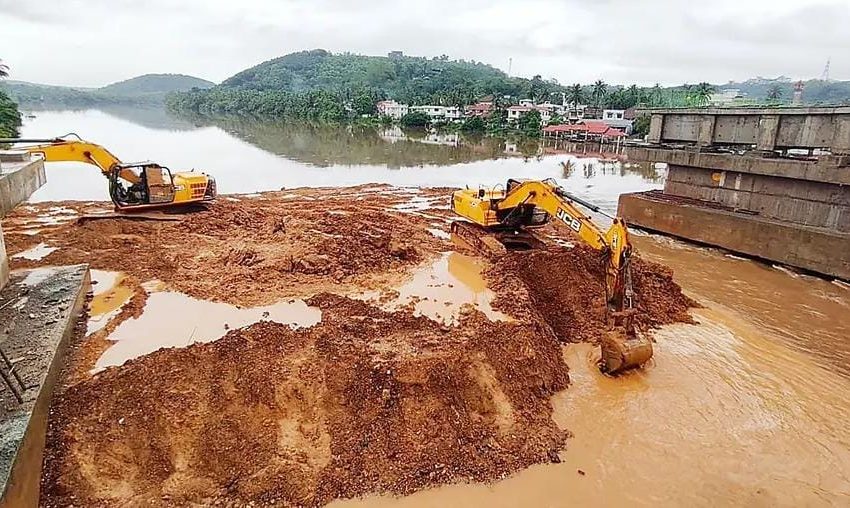  തളിപ്പറമ്പ്‌ ദേശീയപാതാ നിർമാണത്തിന്റെ ഭാഗമായി കുപ്പംപുഴയിൽ തള്ളിയ മണ്ണ്‌ നീക്കാൻ തുടങ്ങി