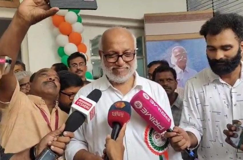  കൂടെ നടക്കുന്ന ആളുകളെ കൊണ്ട് കാലു പിടിപ്പിക്കുകയാണ് കോൺഗ്രസെന്ന് എം.എ ബേബി