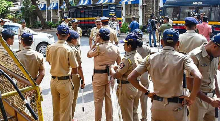  മുംബൈയിൽ ബോംബ് സ്ഫോടനങ്ങൾക്ക് സാധ്യതയുണ്ടെന്ന് ഭീഷണി; അതീവ ജാഗ്രതയിൽ പൊലീസ്