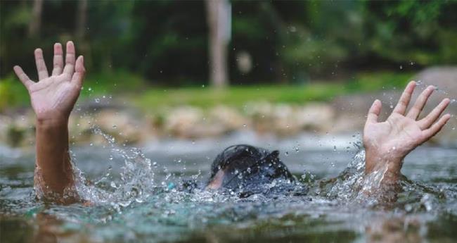  കാ​സ​ർ​ഗോ​ഡ് കു​ള​ത്തി​ൽ കു​ളി​ക്കാ​നി​റ​ങ്ങി​യ മൂ​ന്നു കു​ട്ടി​ക​ളി​ൽ ര​ണ്ടു പേ​ർ മു​ങ്ങി​മ​രി​ച്ചു