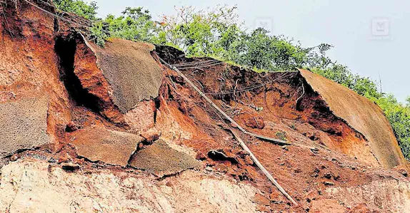  കുപ്പം കപ്പണത്തട്ടിൽ ഇന്നലെയും മണ്ണിടിച്ചിലുണ്ടായതോടെ ദേശീയപാതയിലെ ഗതാഗതം പുനഃസ്ഥാപിച്ചില്ല