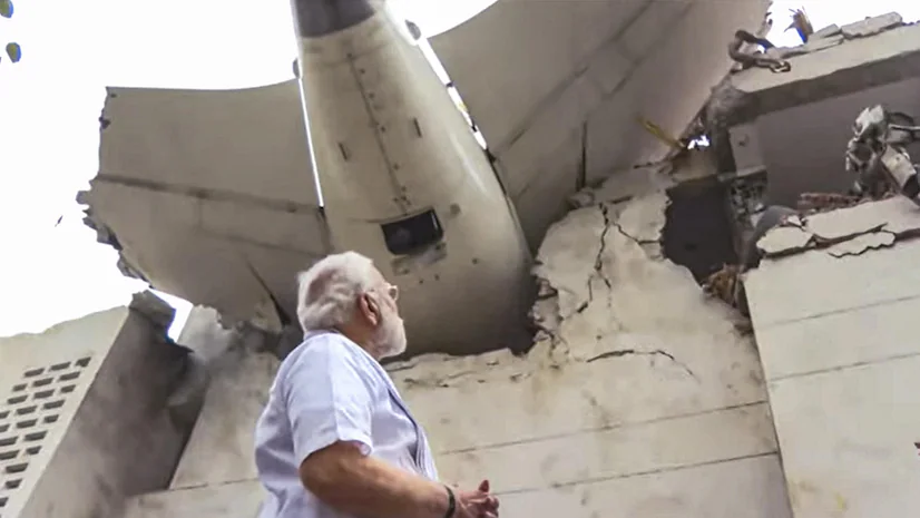  അഹമ്മദാബാദിലെ വിമാന ദുരന്ത ഭൂമി സന്ദർശിച്ച് പ്രധാനമന്ത്രി നരേന്ദ്ര മോദി