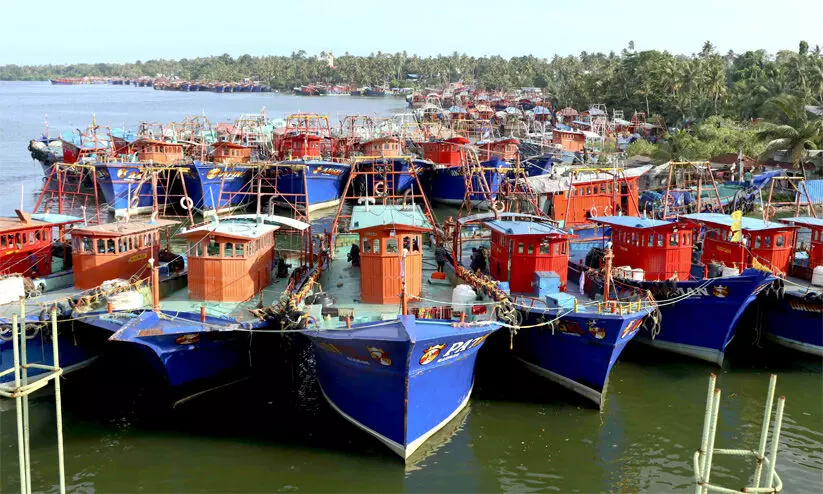  സം​സ്ഥാ​ന​ത്ത് മ​ൺ​സൂ​ൺ കാ​ല ട്രോ​ളി​ങ് നി​രോ​ധ​നം തി​ങ്ക​ളാ​ഴ്ച അ​ർ​ധ ​രാ​ത്രി​യോ​ടെ നി​ല​വി​ൽ വ​ന്നു