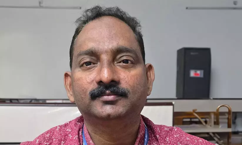  വിമാനപകടത്തിൽ മരിച്ച രഞ്ജിതയെ അധിക്ഷേപിച്ച് ഫേസ്ബുക്ക് പോസ്റ്റിട്ട ഡപ്യൂട്ടി തഹസിൽദാർക്ക് സസ്പെൻഷൻ