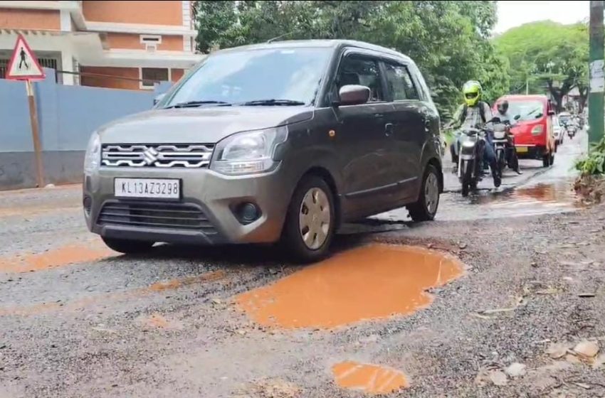  മേലെചൊവ്വ മട്ടന്നൂർ എയർപോർട്ട് റോഡിൽ മഴ പെയ്യുന്നതോടെ കുണ്ടും കുഴിയും നിറഞ്ഞ് ചെളിക്കുളമായി