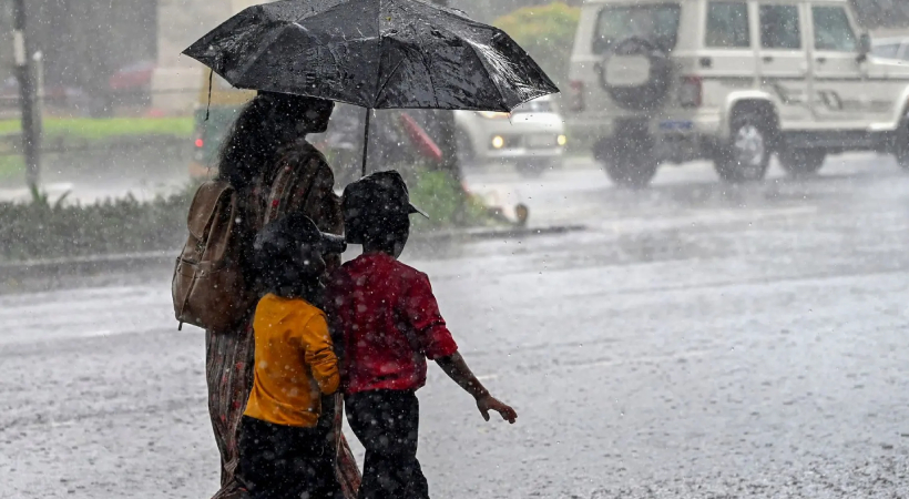  സംസ്ഥാനത്തെ മഴ മുന്നറിയിപ്പില്‍ മാറ്റം; അഞ്ചു ജില്ലകളിലാണ് ഇന്ന് റെഡ് അലര്‍ട്ട്,  വടക്കന്‍ കേരളത്തില്‍ അതിതീവ്രമഴ