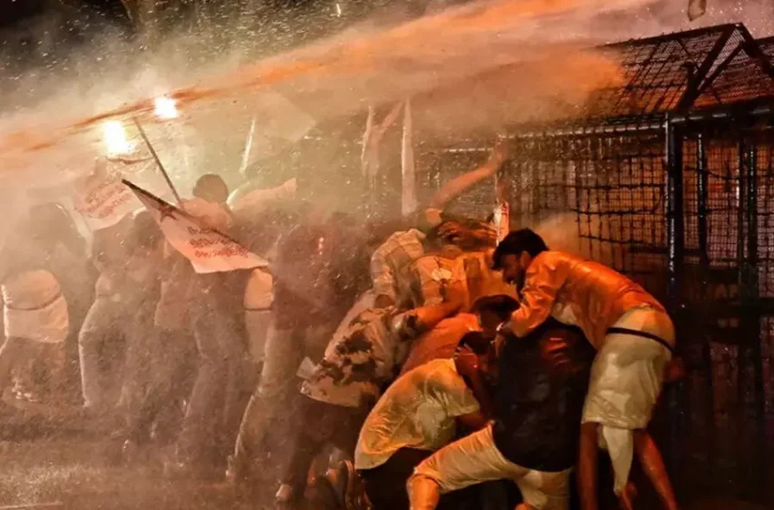  എ​സ്.​എ​ഫ്.​ഐ, ഡി.​വൈ.​എ​ഫ്.​ഐ പ്ര​വ​ർ​ത്ത​ക​ർ ന​ട​ത്തി​യ രാ​ജ്​​ഭ​വ​ൻ മാ​ർ​ച്ച് സം​ഘ​ർ​ഷ​ത്തി​ൽ ക​ലാ​ശി​ച്ചു