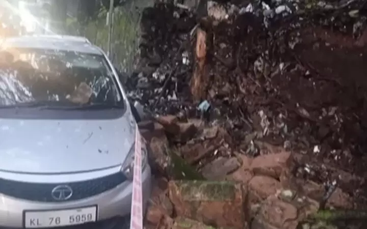  കോഴിക്കോട് മെഡിക്കൽ കോളജിന്റെ സംരക്ഷണഭിത്തി ഇടിഞ്ഞു; സംഭവത്തിൽ ആർക്കും പരിക്കില്ല
