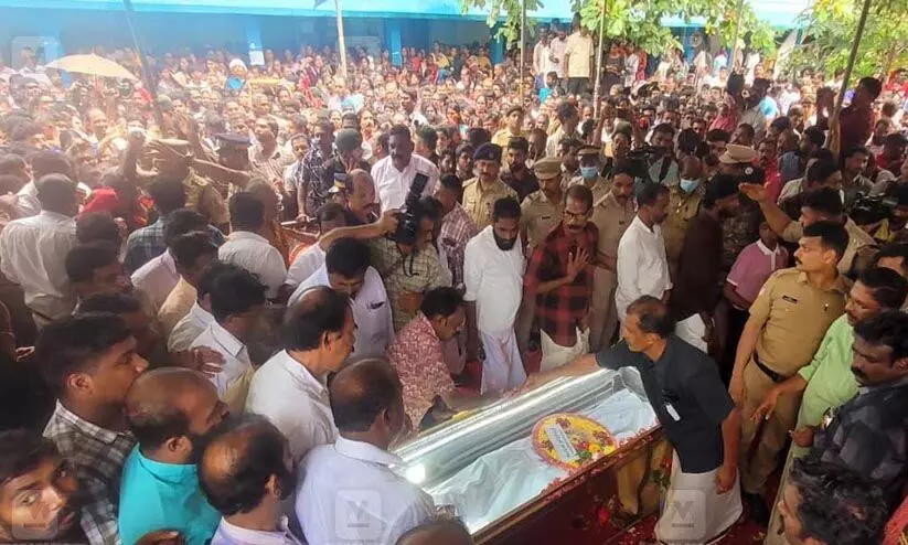  കൊല്ലം തേവലക്കര ബോയ്സ് സ്കൂളിൽ ഷോക്കേറ്റ് മരിച്ച എട്ടാംക്ലാസുകാരൻ മിഥുന് വിട നൽകി ജന്മനാട്