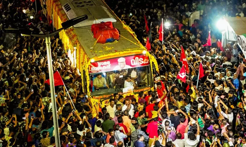  പ്രിയനേതാവിനെ അവസാനമായി കാണാൻ പതിനായിരങ്ങൾ പാതയോരങ്ങളിൽ