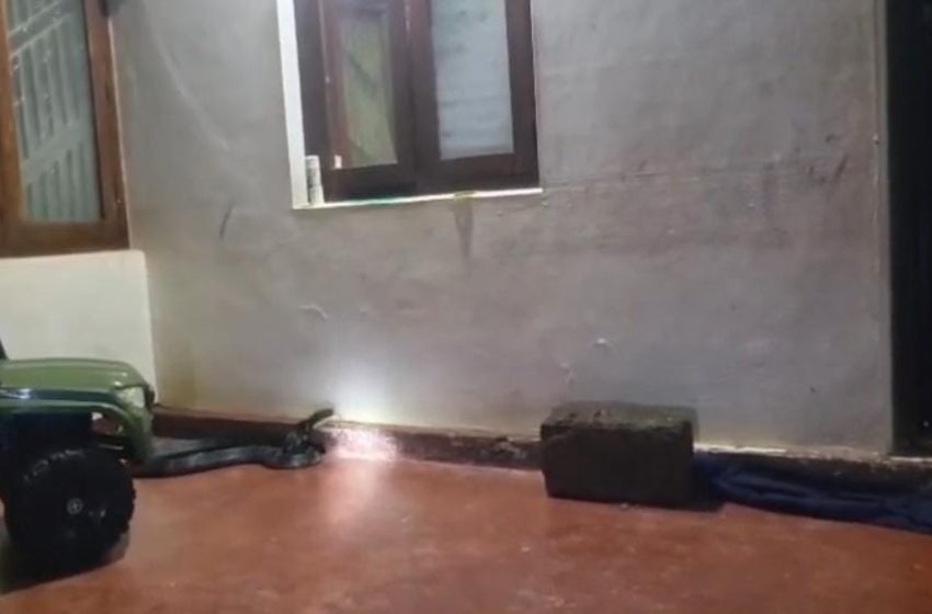  കണ്ണൂരിൽ കുട്ടിയുടെ കളിപ്പാട്ടത്തിനടിയിൽ നിന്ന് രാജവെമ്പാലയെ പിടികൂടി