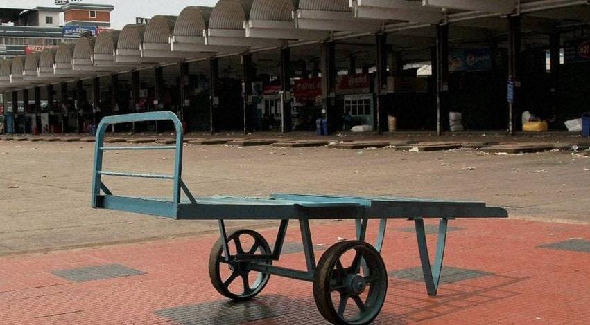  രാജ്യത്ത് സംയുക്ത തൊഴിലാളി സംഘടനകൾ പ്രഖ്യാപിച്ച 24 മണിക്കൂർ ദേശീയ പണിമുടക്ക് തുടങ്ങി