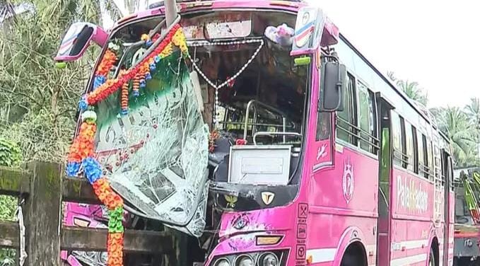  കോഴിക്കോട് വെങ്ങളത്ത് അമിതവേഗതയിൽ എത്തിയ ബസ് കൈവരിയിൽ ഇടിച്ച് അപകടം
