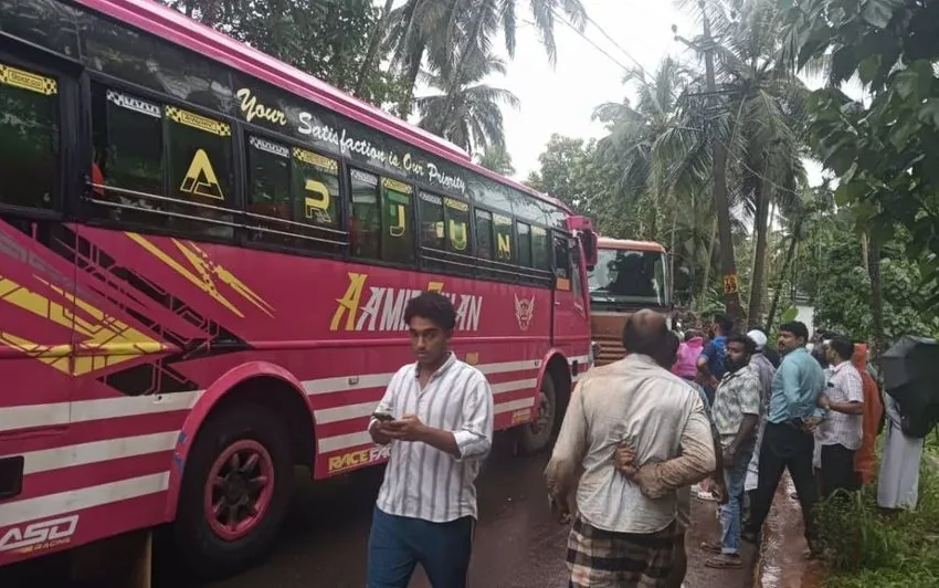  കോഴിക്കോട്  ഓമശ്ശേരി-തിരുവമ്പാടി റോഡിൽ തറോൽ വളവിൽ ബസും ട്രെെലർ ലോറിയും കൂട്ടിയിടിച്ച് അപകടം