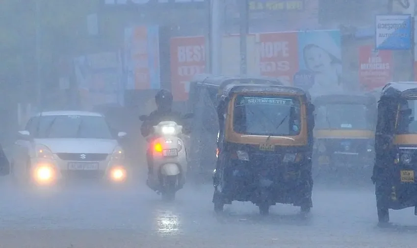  സംസ്ഥാനത്ത് അതിതീവ്ര മഴയ്ക്ക് സാധ്യത;  നാല് ജില്ലകളിൽ ഇന്നും മൂന്ന് ജില്ലകളിൽ നാളെയും റെഡ് അലർട്ട്
