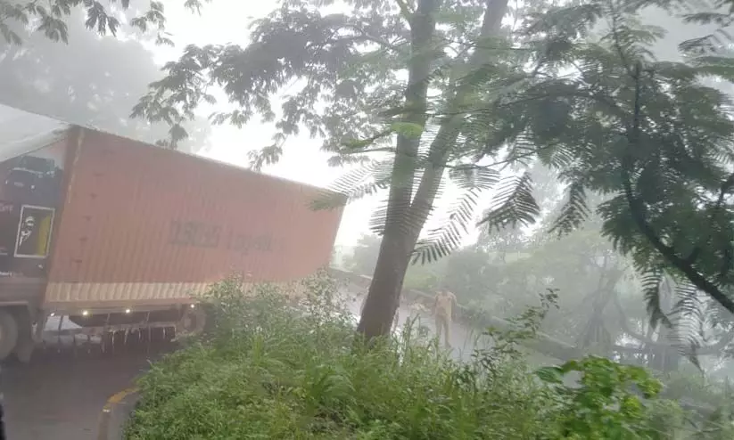  വയനാട് ചുരത്തിലെ ആറാം വളവിൽ ലോറി കുടുങ്ങിയതിനെ തുടർന്ന് വൻ ഗതാഗത തടസം