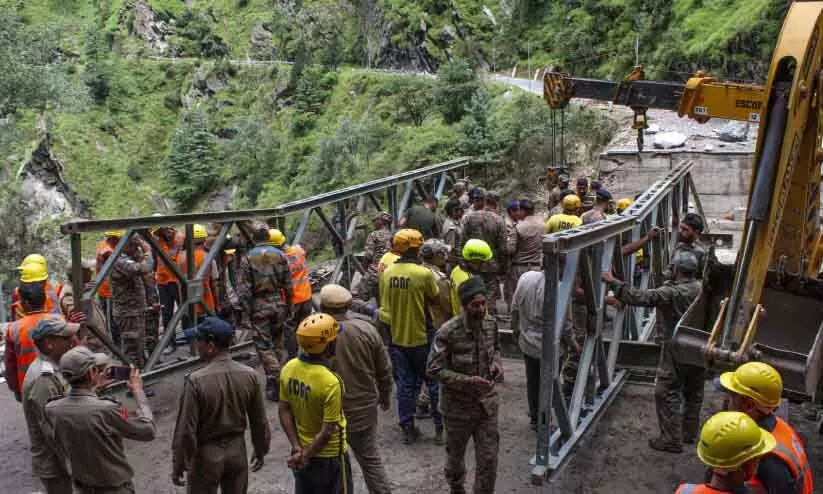  ഉ​ത്ത​രാ​ഖ​ണ്ഡി​ലെ ധാ​രാ​ലി​യി​ൽ മി​ന്ന​ൽ ​പ്ര​ള​യം വി​ഴു​ങ്ങി​യ ഗ്രാ​മ​ത്തി​ൽ തിരച്ചിൽ സജീവം; നിരവധി പേർ കാണാമറയത്ത്