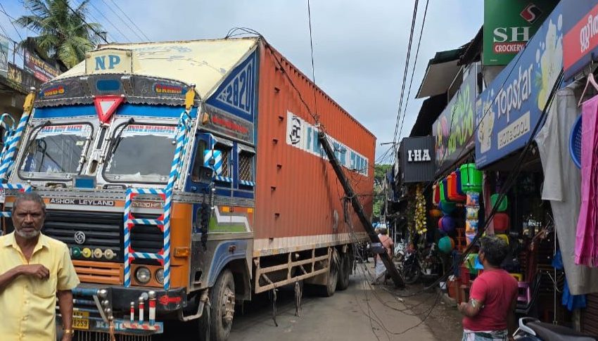  പുതിയതെരുവിൽ കണ്ടയിനർ ലോറി വൈദ്യുത തൂണിലിടിച്ച് തകർന്നു