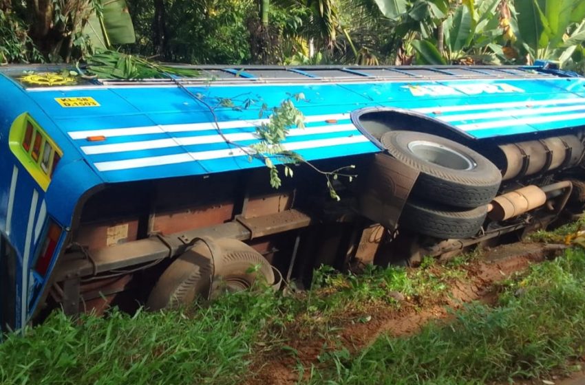  ഇരിട്ടി വിളമന കരിമണ്ണൂരിൽ സ്വകാര്യബസ് മറഞ്ഞ് 8 പേർക്ക് പരിക്ക്