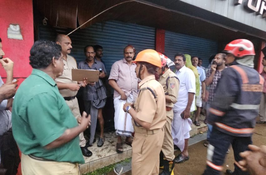  ചെമ്പേരി ടൗണിലെ ലിജോ സ്റ്റോഴ്സിൽ തീപിടുത്തം; കെ.എസ്.ഇ.ബി ഓവർ വോൾട്ടെന്ന് സംശയം