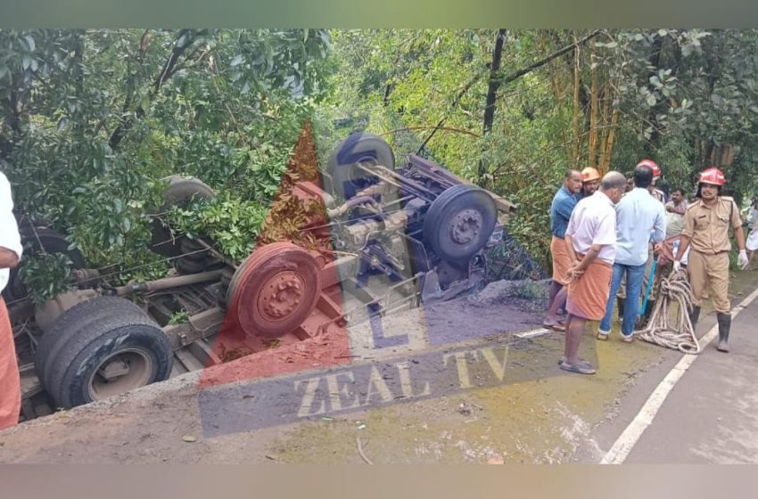  ശ്രീകണ്ഠപുരം ചെമ്പേരി റോഡിൽ പാർസൽ ലോറി തലകീഴായി മറിഞ്ഞു അപകടം