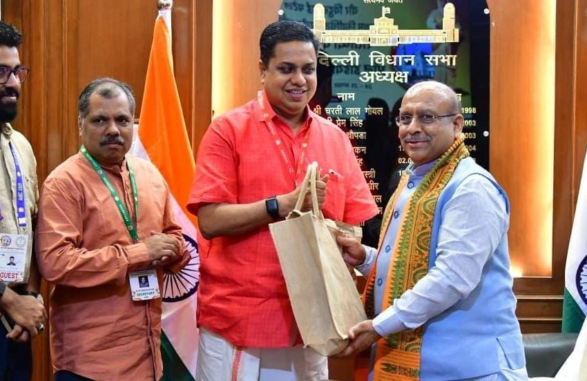  കേരള സ്പീക്കർ ഡൽഹി സ്പീക്കർക്ക് ഓണ സമ്മാനം കൈമാറി