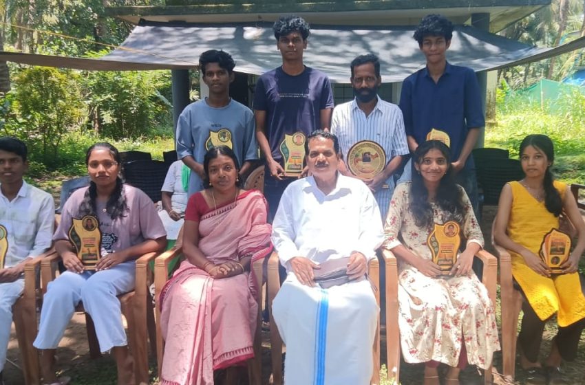  എസ് എസ് എൽ സി പ്ലസ് ടു വിജയികളെ അനുമോദിച്ചു