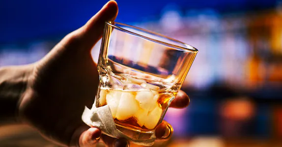  കുവൈത്തിൽ പ്രാദേശികമായി നിർമിച്ച മദ്യം കഴിച്ചു 13 പേർ മരിച്ചതായി ആരോഗ്യ മന്ത്രാലയം