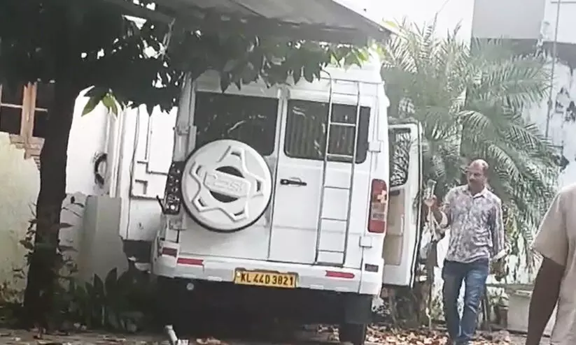  കൊച്ചി മട്ടാഞ്ചേരിയിൽ നിയന്ത്രണംവിട്ട വാൻ പിന്നണി ഗായകൻ അഫ്സലിന്‍റെ  വീട്ടിലേക്ക് ഇടിച്ചുകയറി