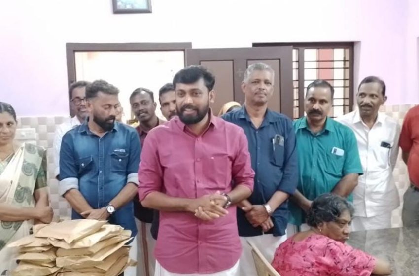  കേരള പ്രാവാസി സംഘം പട്ടുവം മേഖലാ കമ്മറ്റിയുടെ നേതൃത്വത്തിൽ ഓണ സദ്യയും ഓണക്കോടിയും വിതരണം ചെയ്തു
