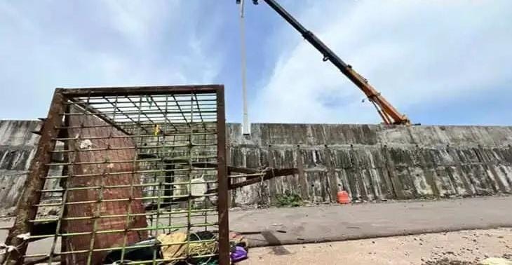  തെരുവ് വിളക്ക് സ്ഥാപിക്കുന്നതിനിടെ ക്രെയിൻ പൊട്ടിവീണ് രണ്ട് തൊഴിലാളികള്‍ക്ക് ദാരുണാന്ത്യം