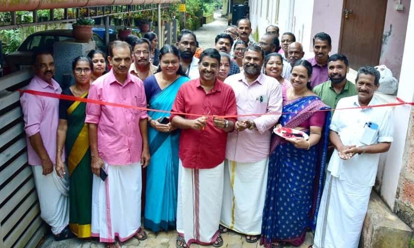  ഇരിണാവ് കോഴി ഫാം ഇന്റര്‍ലോക്ക് റോഡ് ഉദ്ഘാടനം ചെയ്തു