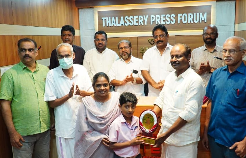  വലിയ മാടാവിൽ ഒ. ചന്തുമേനോൻ സ്മാരക സ്കൂൾ വിദ്യാർത്ഥി അഹാൻ അനുപിനെ പ്രസ് ഫോറം പത്രാധിപർ ഇ.കെ.നായനാർ സ്മാരക ലൈബ്രറി അനുമോദിച്ചു