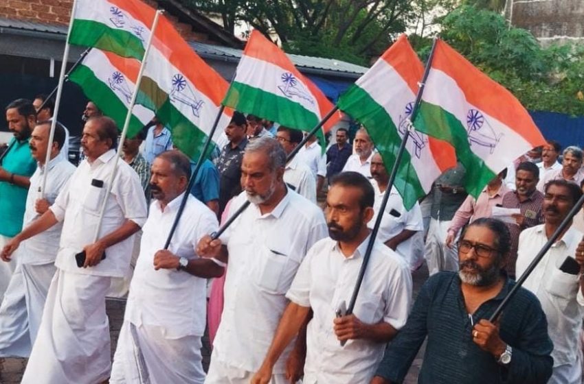  തലശ്ശേരി ബ്ലോക്ക് കോൺഗ്രസ് കമ്മിറ്റി ആഭിമുഖ്യത്തിൽ തലശ്ശേരിയിൽ പ്രതിഷേധ പ്രകടനം നടത്തി