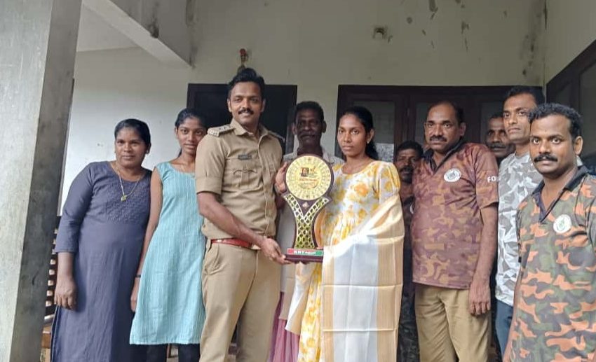  ആറളം ഫാം പുനരധിവാസ മേഖലയിലെ ആദ്യ ഡോക്ടറാകാൻ ഒരുങ്ങുന്ന ഉണ്ണിമായക്ക് അഭിനന്ദനങ്ങളുമായി വനംവകുപ്പ് അധികൃതർ