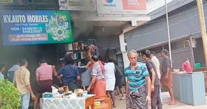  ആലക്കോട്  പാലത്തിനുസമീപം കെവി ഓട്ടോമൊബൈൽസിൽ വൻ തീപ്പിടിത്തം; 35 ലക്ഷം രൂപയുടെ നഷ്ടം