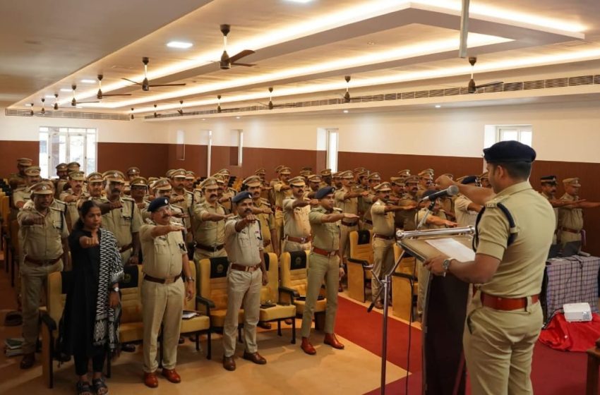  സംസ്ഥാന കായിക ദിനത്തിന്റെ ഭാഗമായി ജില്ലാ പോലീസ് ആസ്ഥാനത്ത് ഉദ്യോഗസ്ഥർ പ്രതിജ്ഞ എടുത്തു