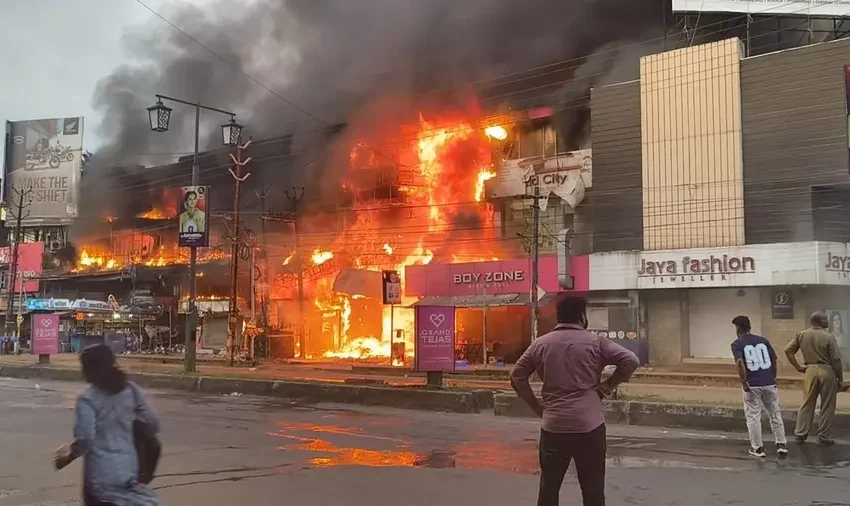  കണ്ണൂർ തളിപ്പറമ്പിലുണ്ടായ തീപിടിത്തം; 50 കടകൾ കത്തിനശിച്ചു