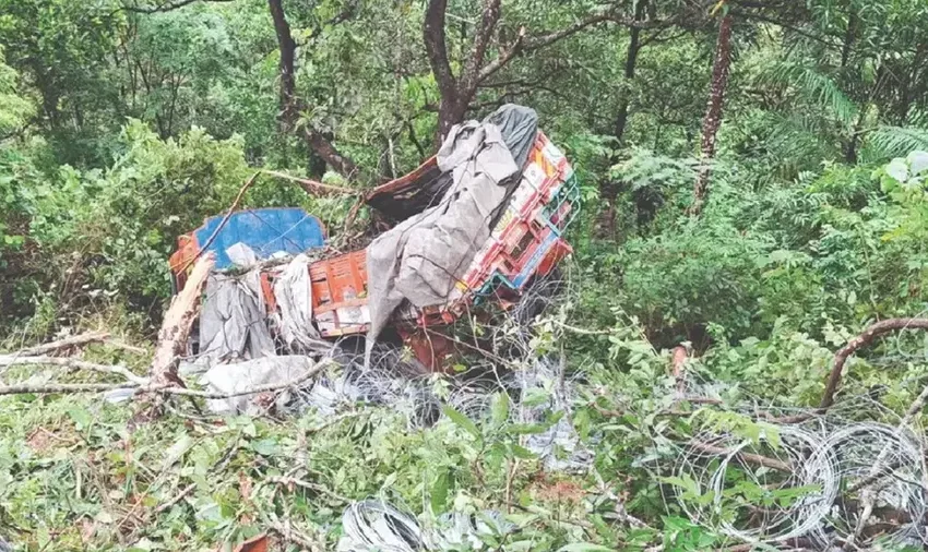  ബോയ്‌സ് ടൗൺ -പാൽച്ചുരം റോഡിൽ അപകടത്തിൽപെട്ട ലോറി ചുരം ഇറങ്ങിയത് ഗൂഗിൾ മാപ്പിലെ എളുപ്പ വഴി നോക്കി