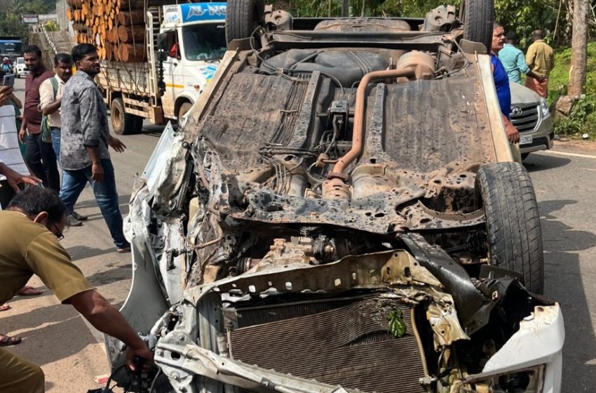  ഇരിട്ടി കൂട്ടുപുഴ റോഡിൽ മാടത്തിൽ കാർ മറിഞ്ഞ് അഞ്ചു പേർക്ക് പരിക്ക്