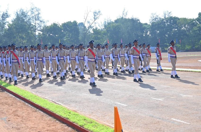  മുഖ്യമന്ത്രി  പിണറായി വിജയൻ  സല്യൂട്ട് സ്വീകരിക്കും പാസിങ്‌ ഒ‍ൗട്ട്‌ പരേഡ്‌ തിങ്കളാഴ്‌ച