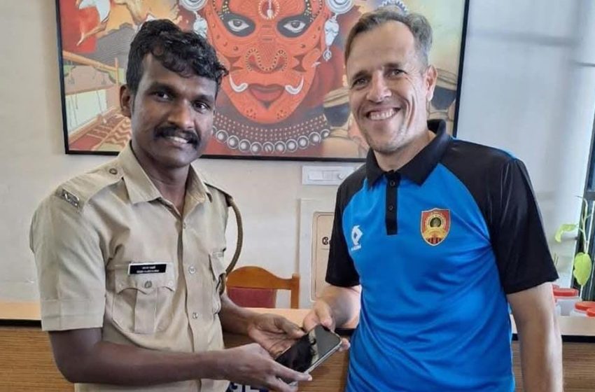 നഷ്ടപ്പെട്ട മൊബൈൽ ഫോൺ തിരികെ നൽകി